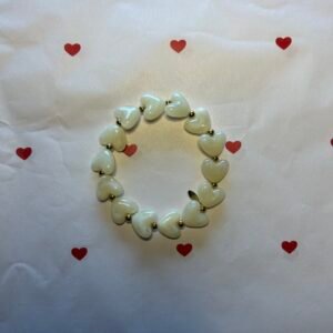 Kralenarmband hartjes gebroken wit
